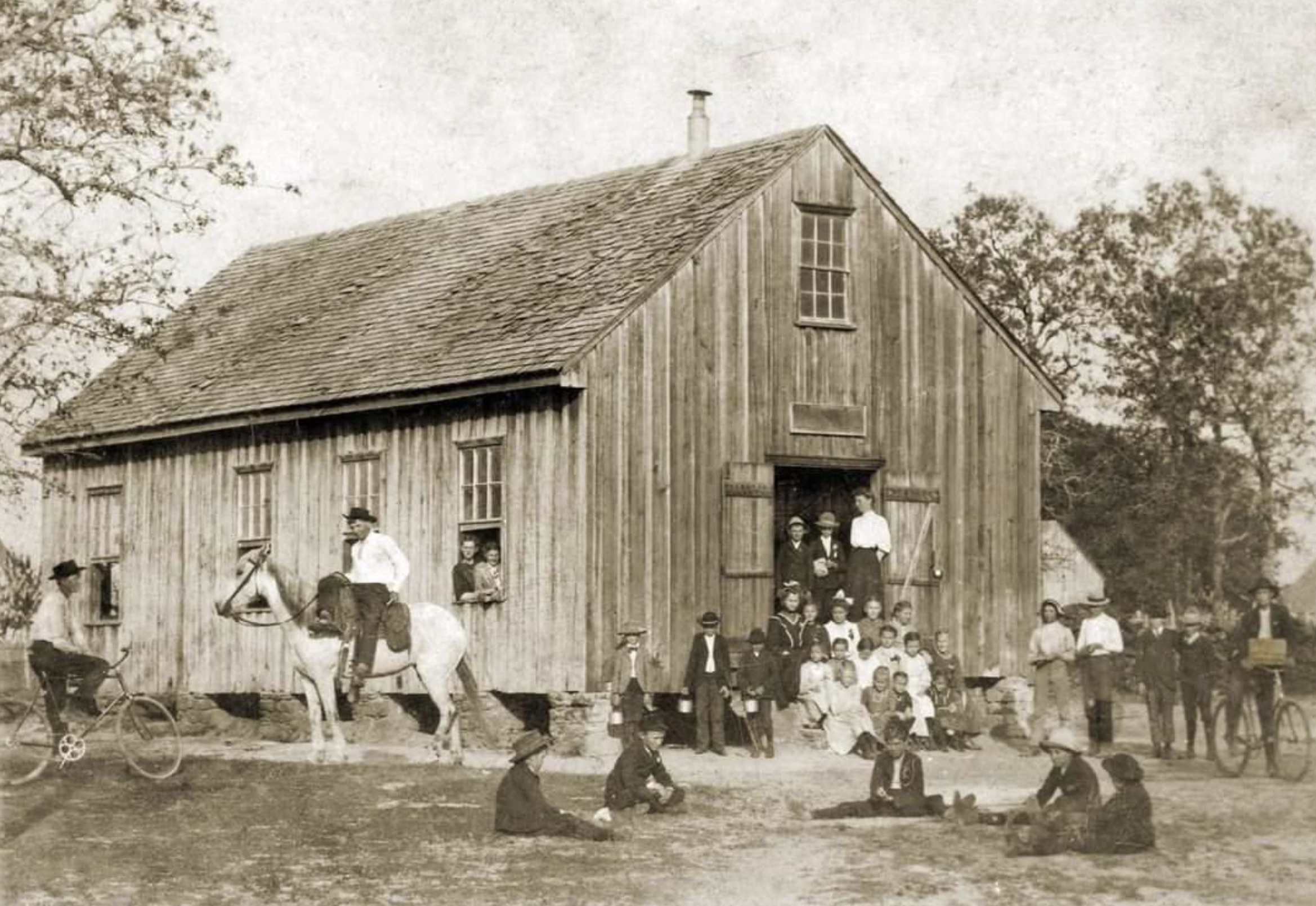 A one-room schoolhouse in Texas, 1907. 